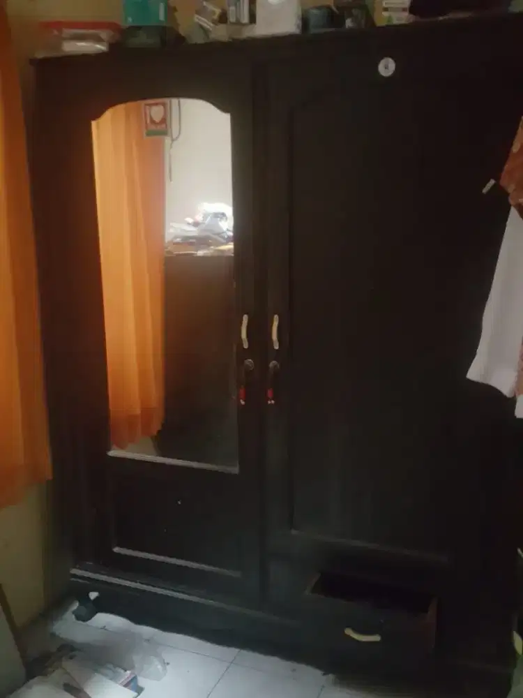 Lemari Pakaian Jati