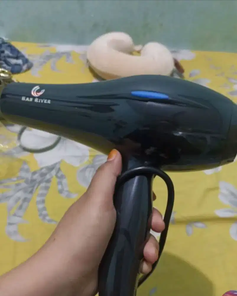 Hairdayer dan sisir catok rambut