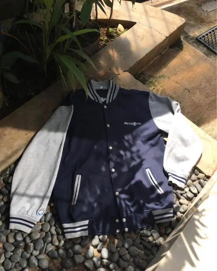 jaket metro tv biru navy