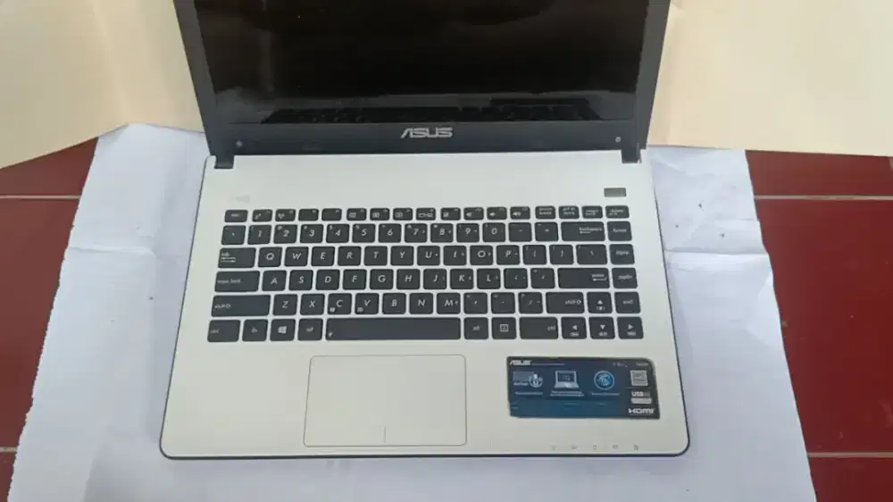 Laptop asus x4014 AMD c-60 14 , 250 gb Mem 2 gb