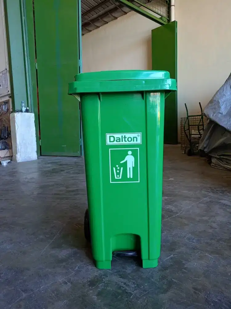 Tong sampah ukuran 120 Liter 198 unit merek Dalton