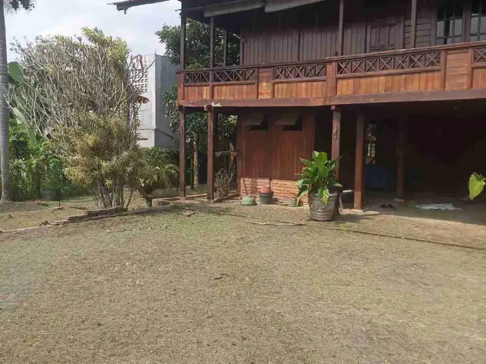 Di jual villa kayu 2 lantai. ada kolam ikan dekat dengan tol jagorawi gadog.Bebas macet jln besar dan bagus ,sangat cocok untuk villa keluarga dan komersial