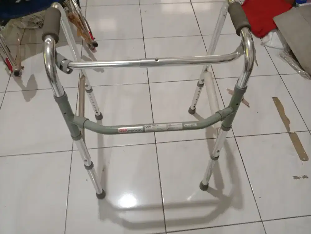 Tingkat jalan 4 kaki.