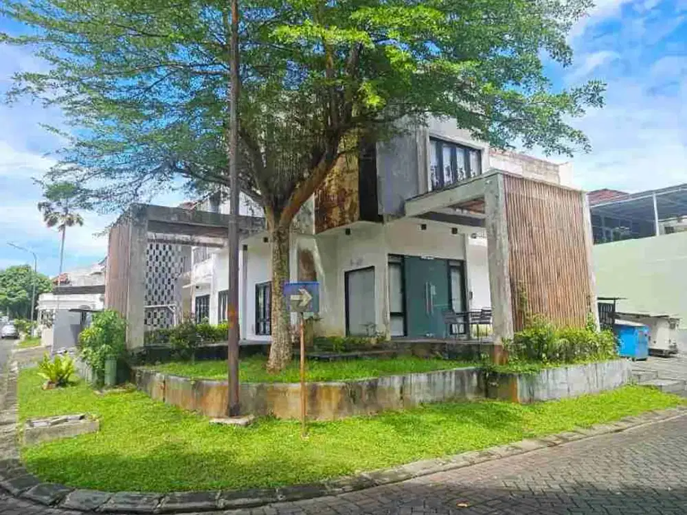 Rumah Besar Posisi Hoek