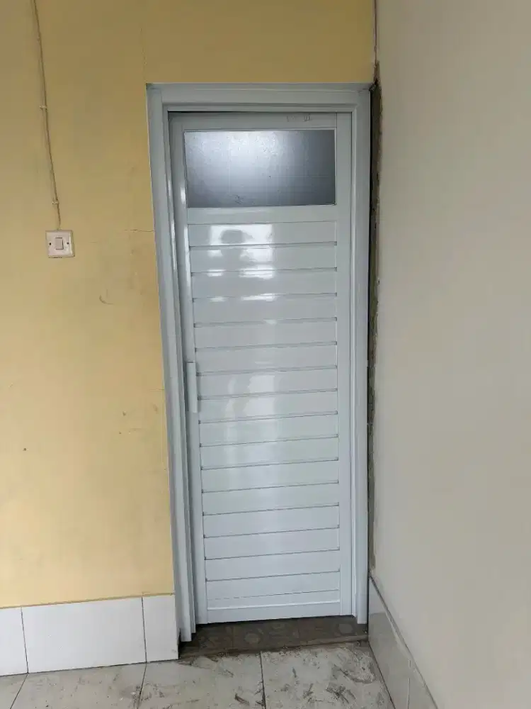 Pintu almunium dan kaca