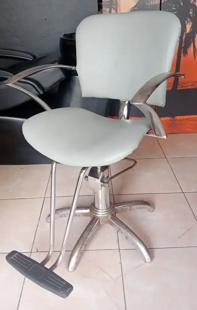 Kursi hidrolik untuk salon/barbershop