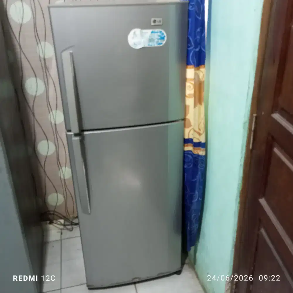 Di jual cepat kulkas merek LG