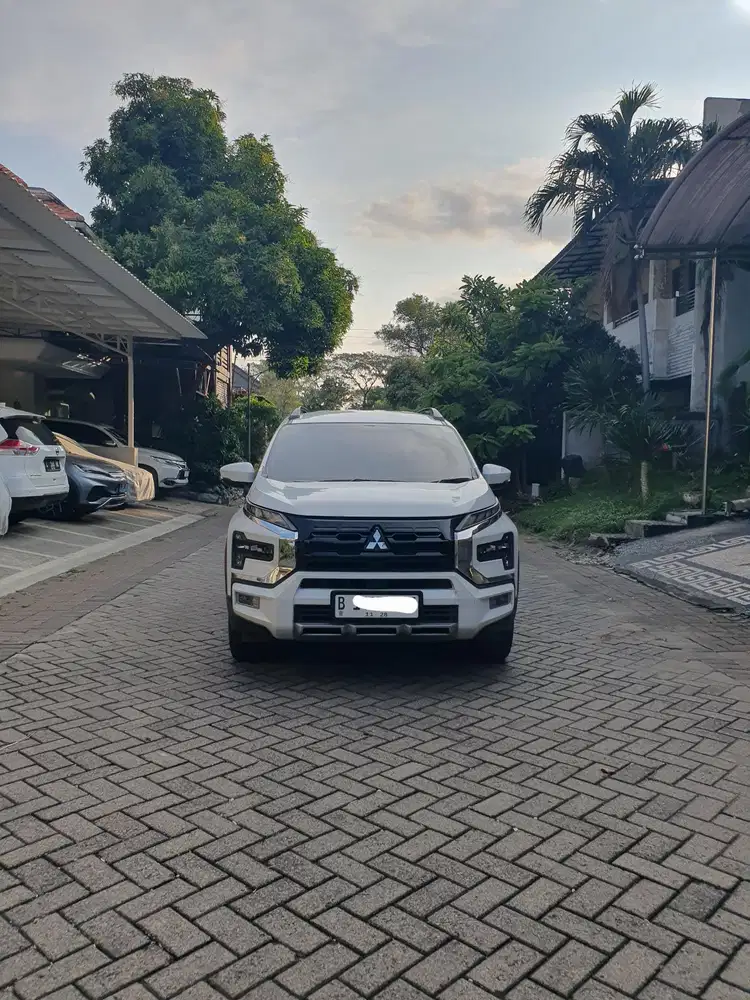Xpander Cross Plus 2023 akhir matic warna putih plat B km 70rb