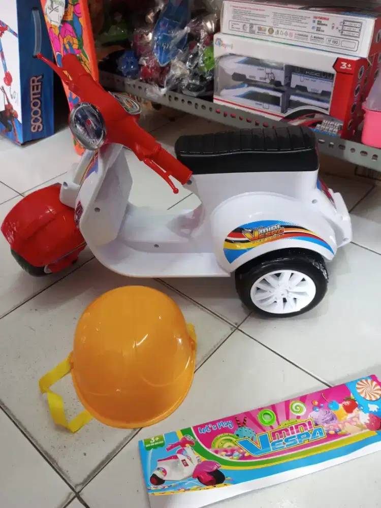 Mainan Anak Vespa Naik Helm
