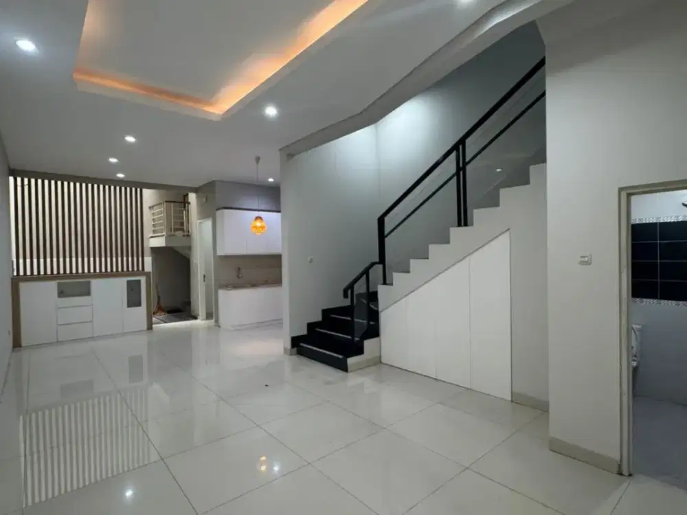 Disewakan Rumah 3 Lantai di Pluit Utara