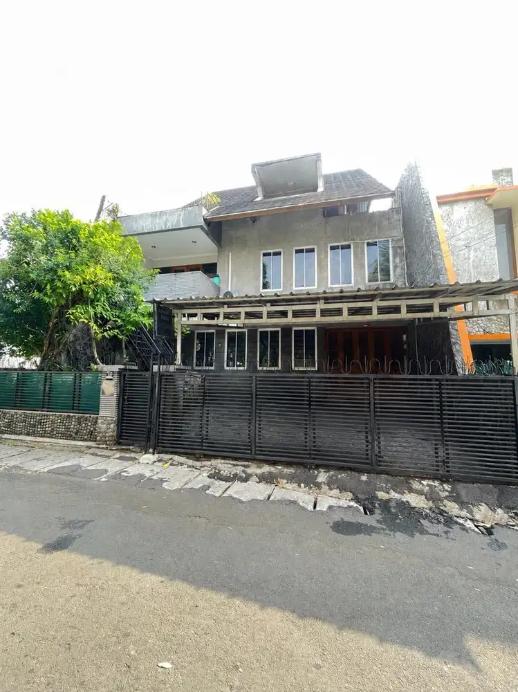 Dijual rumah 3 lantai hadap selatan  (cocok buat huni maupun usaha)