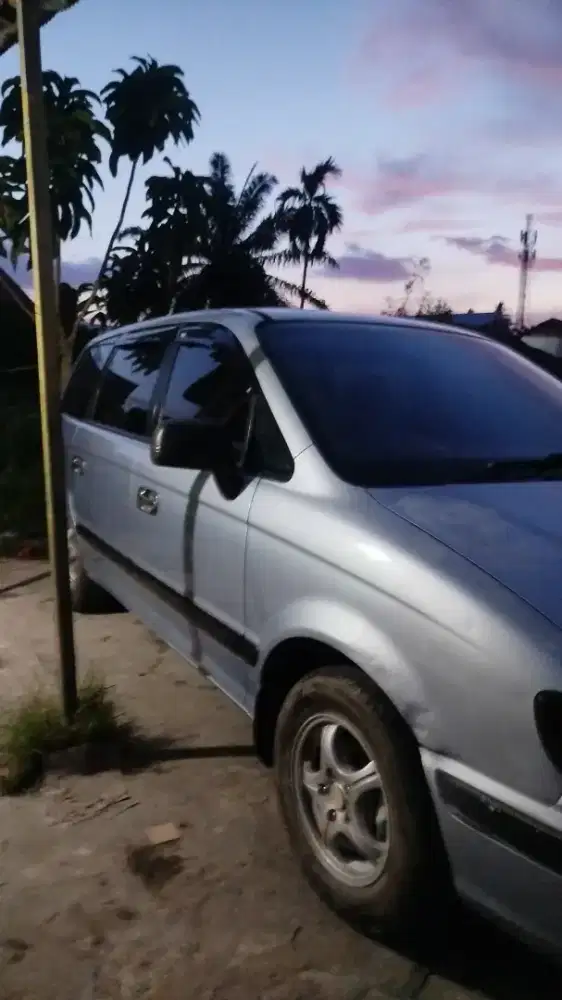 Mobil Hyundai trajet 2002