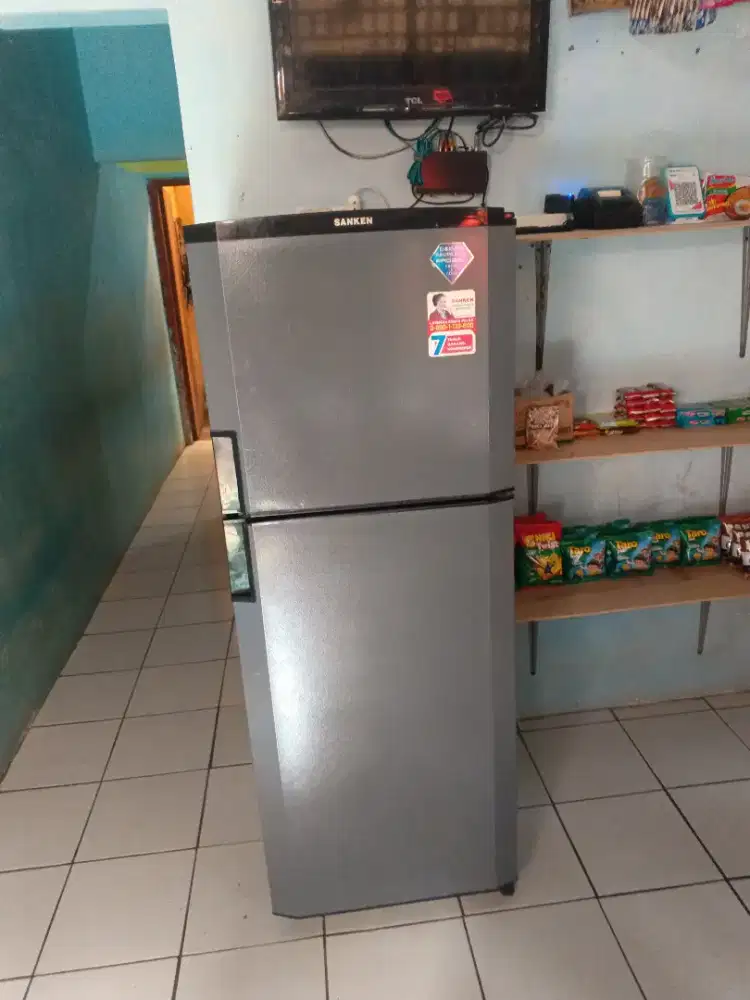 Kulkas 2 pintu merek Sanken