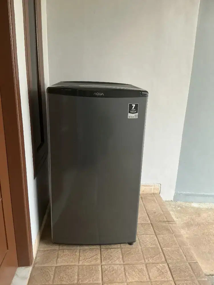 Kulkas AQUA Japan AQF-S4 DS Rak Asi / Es Batu (masih kaya baru)