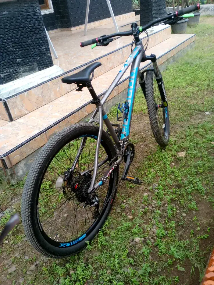 Satu unit Sepeda Polygon xtrada 5 2020 ukuran 27.5