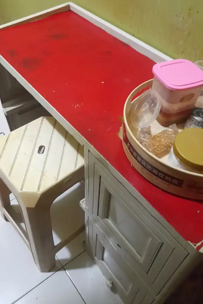 Meja belajar plastik.