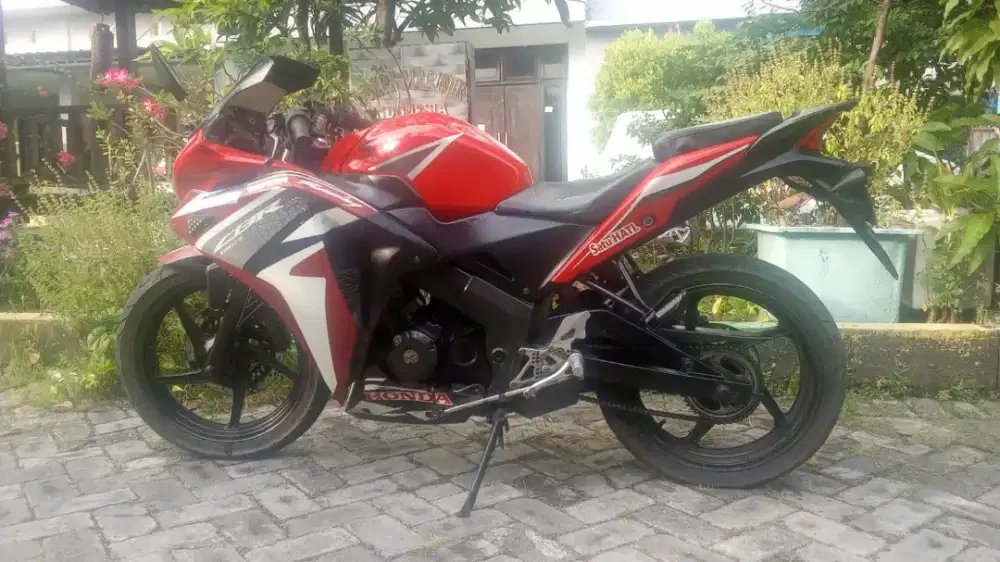 CBR 150R ss lengkap plat L 2028, motor koleksi jarang dipakai,,