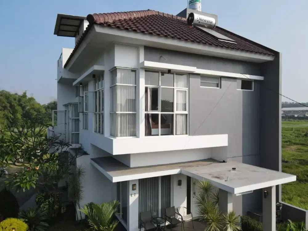 DIJUAL Rumah Cantik 2Lt Full Furnish View Pegunungan Siap Huni Keamanan 24 Jam Kawasan Premium Dekat Pusat Kota dan Kuliner di Green Sulfat Residence