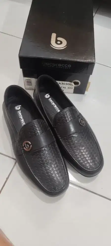 Sepatu Pria 2 Pasang Ukuran 40