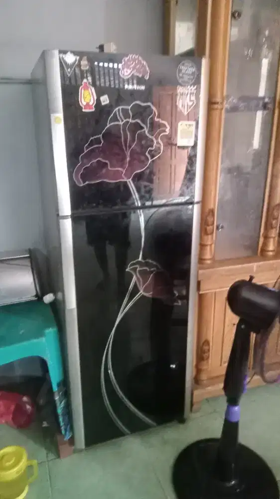Kulkas POLYTRON dua pintu