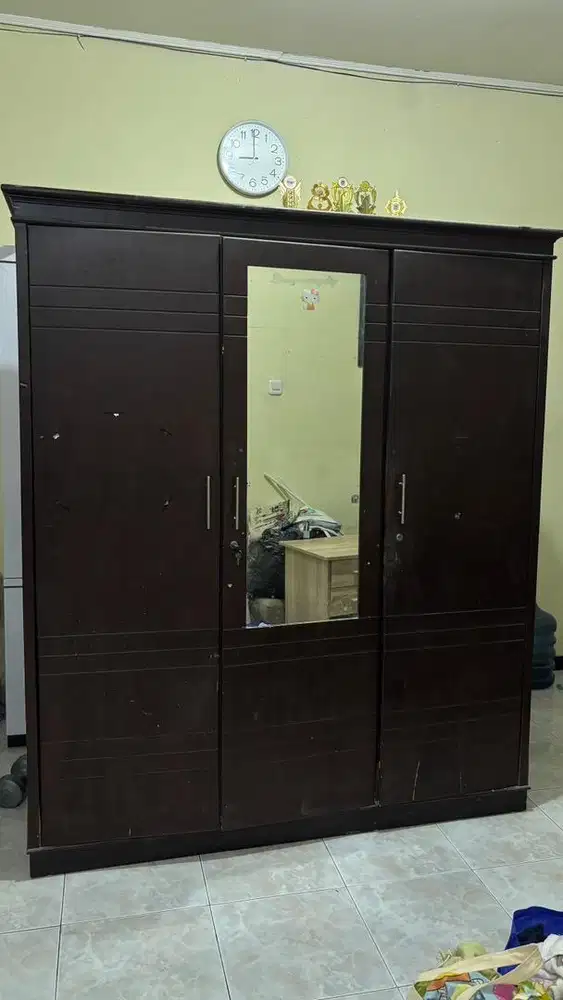 Lemari pakaian bekas bahan multiplek rangka kayu