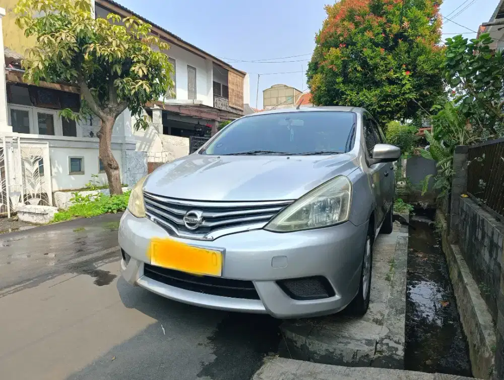 Nissan grand Livina SV AT 2014