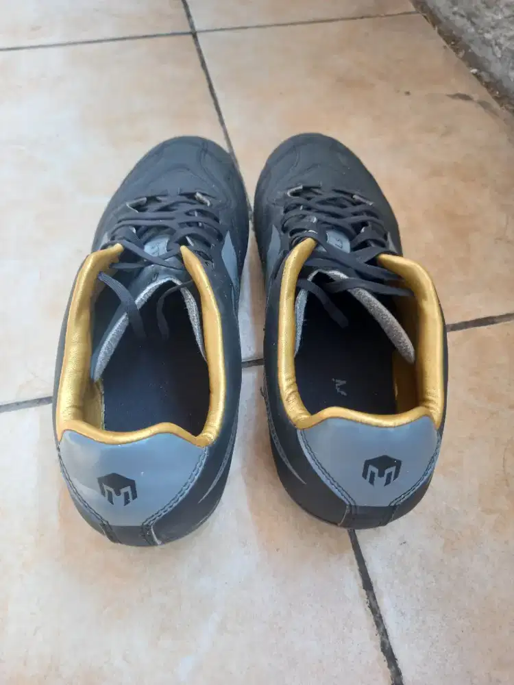 Sepatu bola lapangan tanah