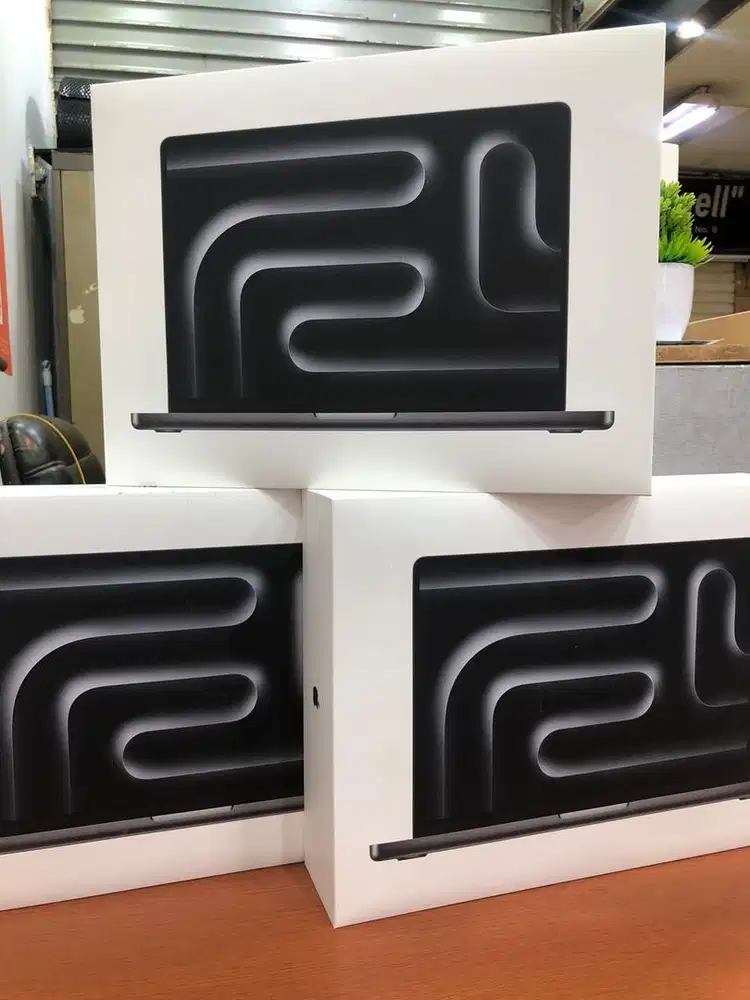 BNIB Macbook Pro M3 Pro 14 18/1TB Space Black iBox 1 Tahun