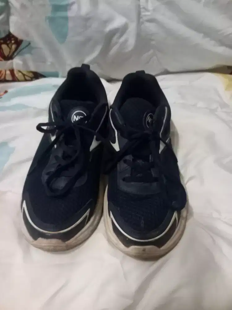 Sepatu running size 42