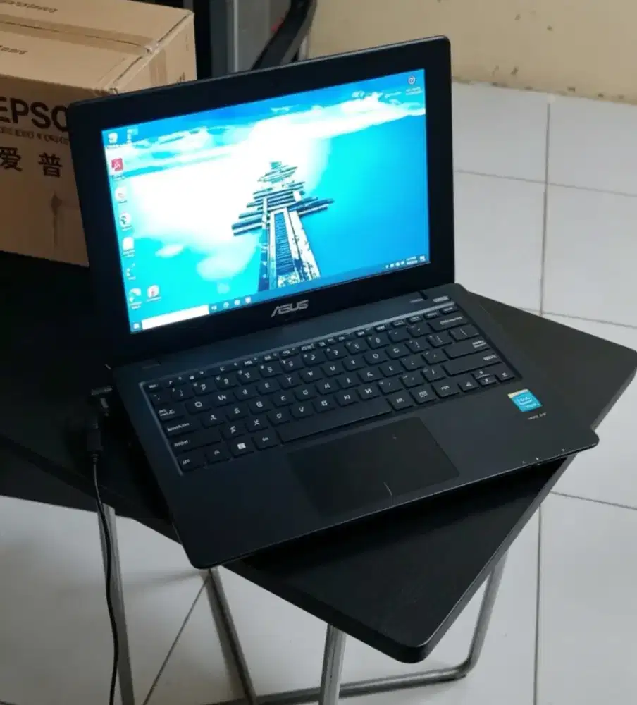 Laptop Asustek X200MA Celeron N2920 ram 4gb SSD 128gb windows 10 pro