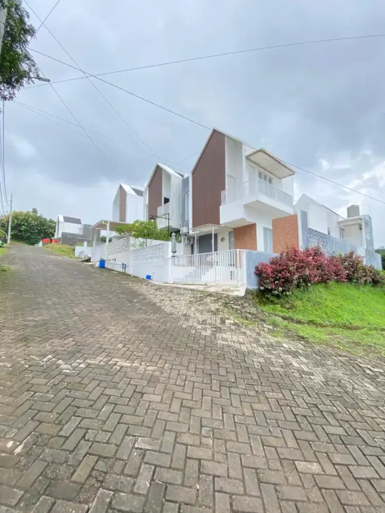 RUMAH MEWAH BISA KPR STRATEGIS LINGKUNGAN PERUMAHAN RAMAI