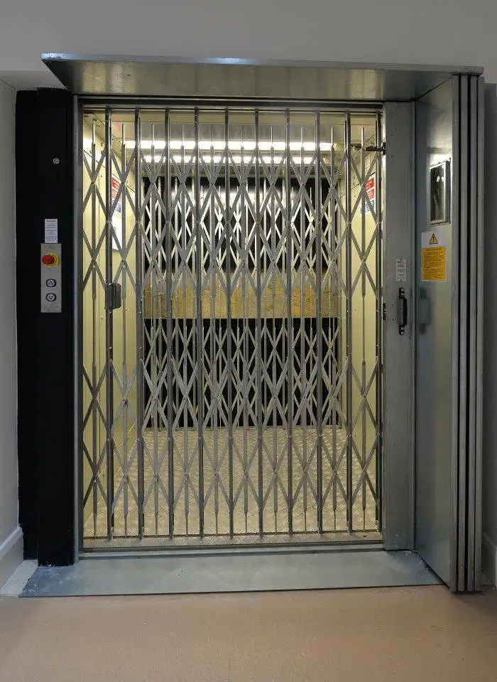 Pintu Garasi dengan tampilan minimalis yang mudah dipadukan