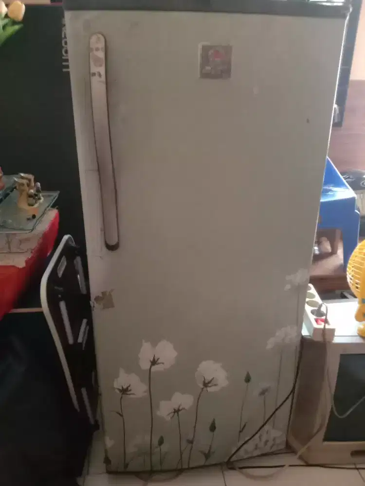 Di jual kulkas polytron 1 pintu kondisi bagus minus pemakaian