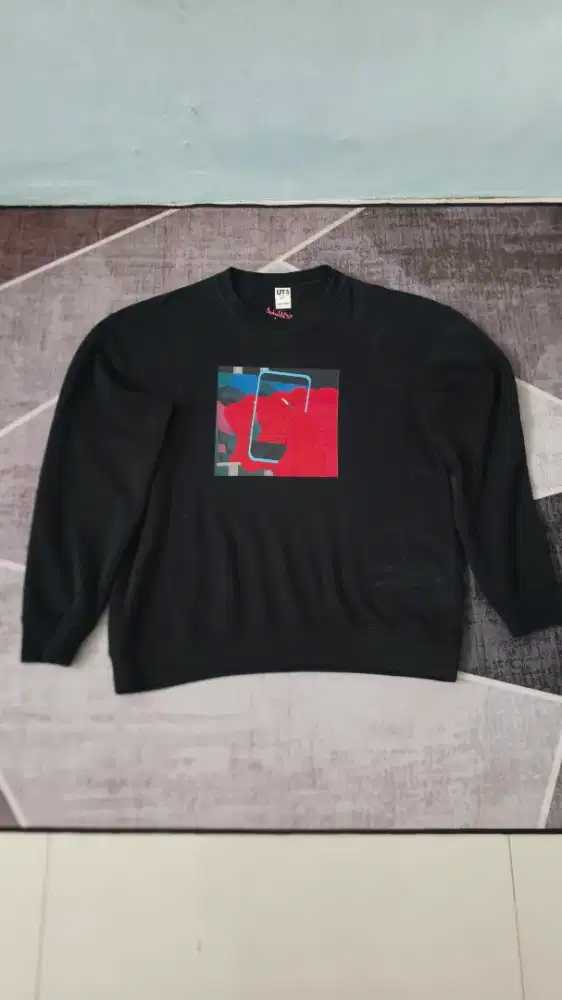 Outer Crewneck Kaws Uniqlo Hitam Size S