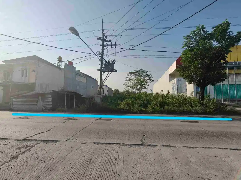 Tanah Tepi Jalan Raya Simpangan Truck Lancar