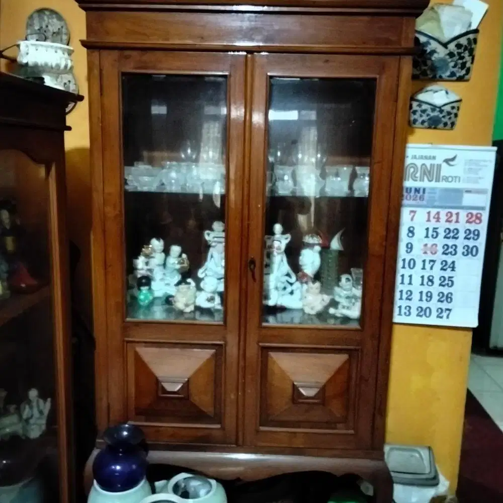 lemari jati tua