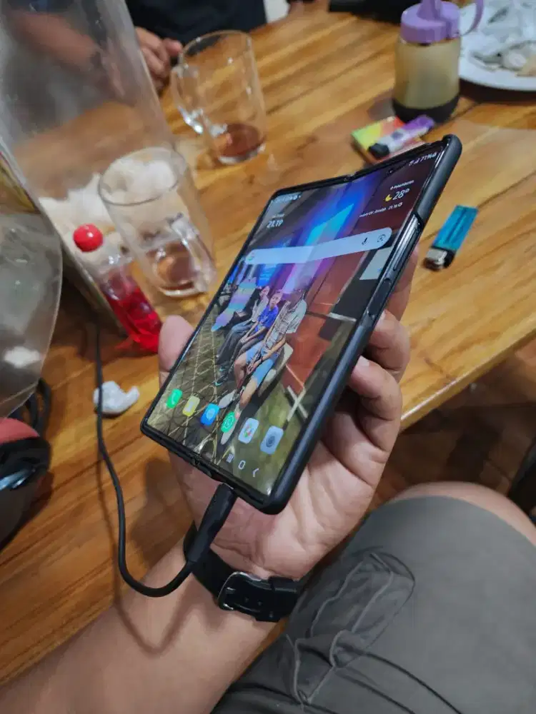 Samsung z fold 2 fullset normal banget edisi jual barang kesayangan