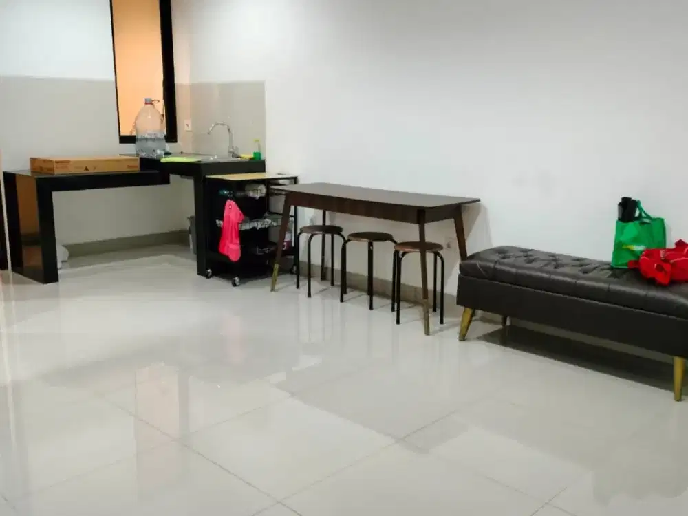 DISEWAKAN RUMAH TOWNHOUSE GREEN ROYALE RESIDENCE SEMANAN JAKARTA BARAT – SIAP HUNI