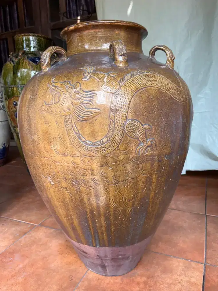 GUCI ANTIK NAGA BESAR
