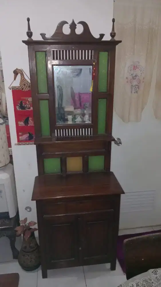 Lemari pajangan, lemari rias