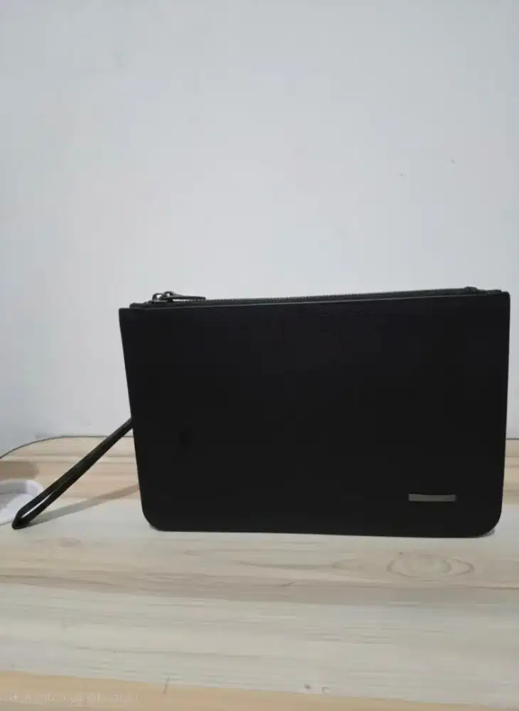 Tas Clutch pria merk Hush Puppies warna hitam