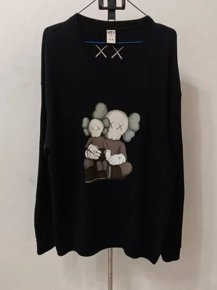 Original uniqlo x kaws crewneck