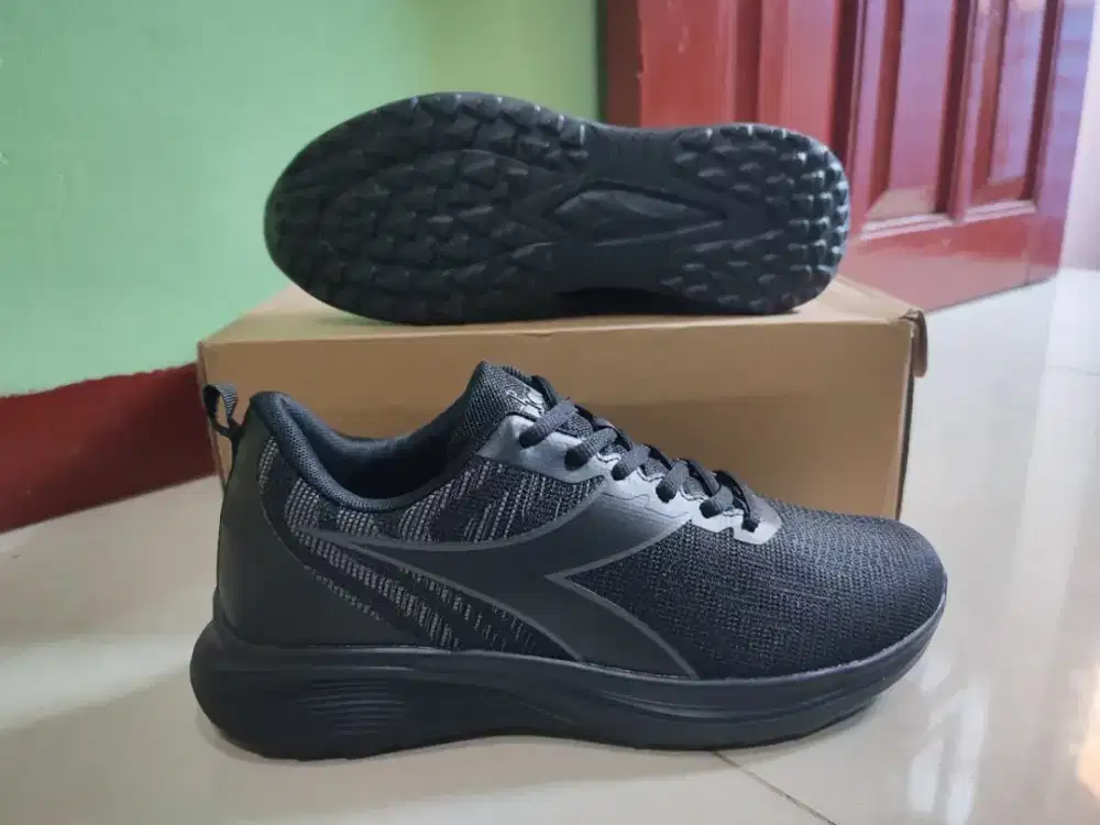 Sepatu hitam diadora run size 40 murah