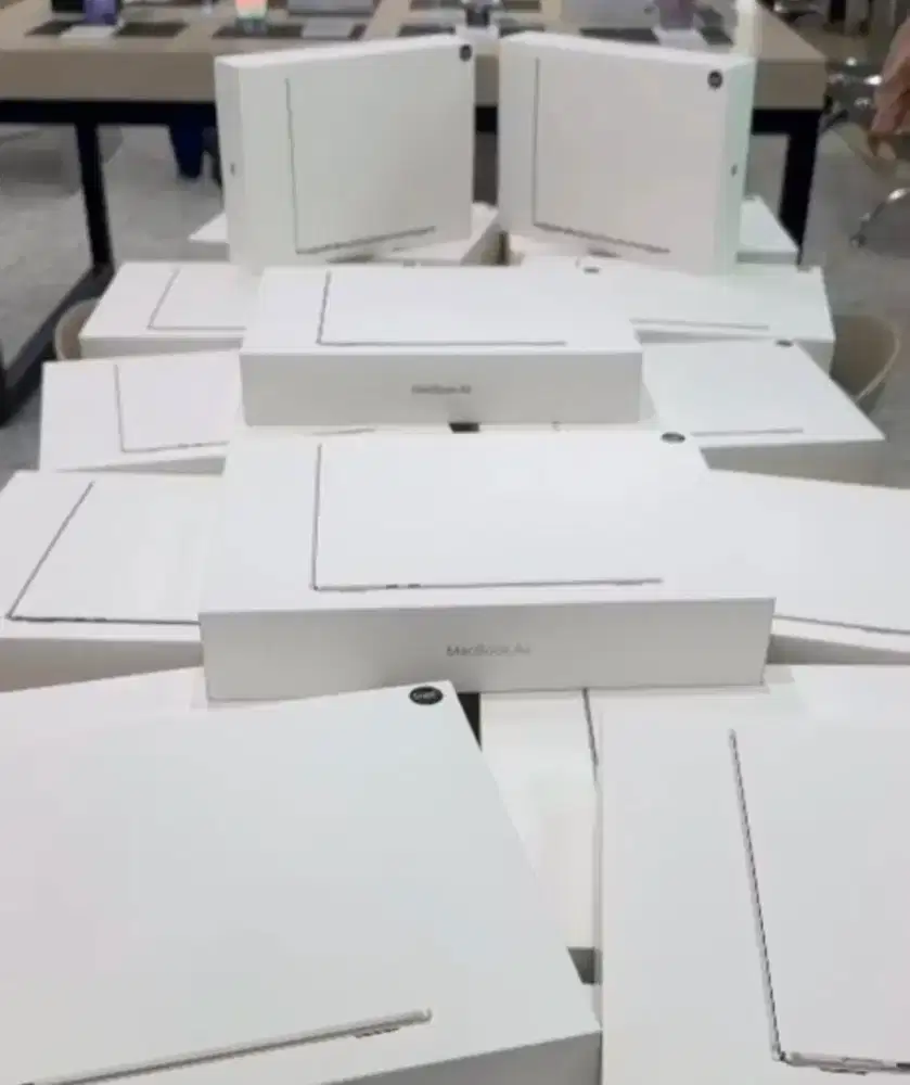 Seken Macbook M3 13Inch 16/512GB BH100 CC 1 Garansi 11 Bulan