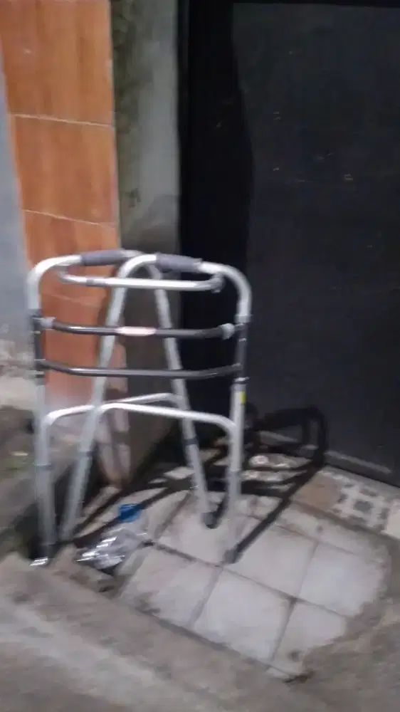 Walker alat terapi jalan