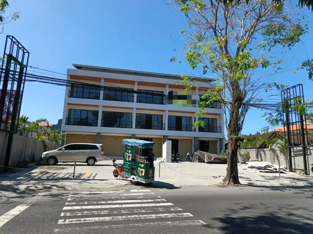 RUKO BARU 3 LANTAI DISEWAKAN DI JL RAYA KUTA -LOKASI PRIME UNTUK USAHA