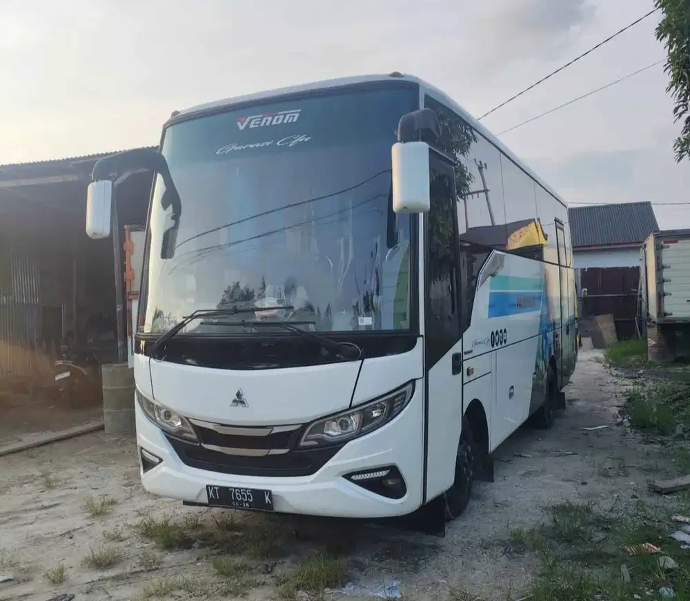 DIJUAL BUS FE84 2017 KAROSERI LAKSANA