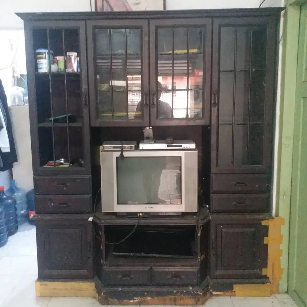 Lemari hitam kayu