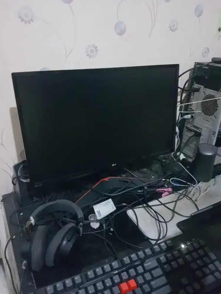 Monitor 24 inchi bekas merek LG