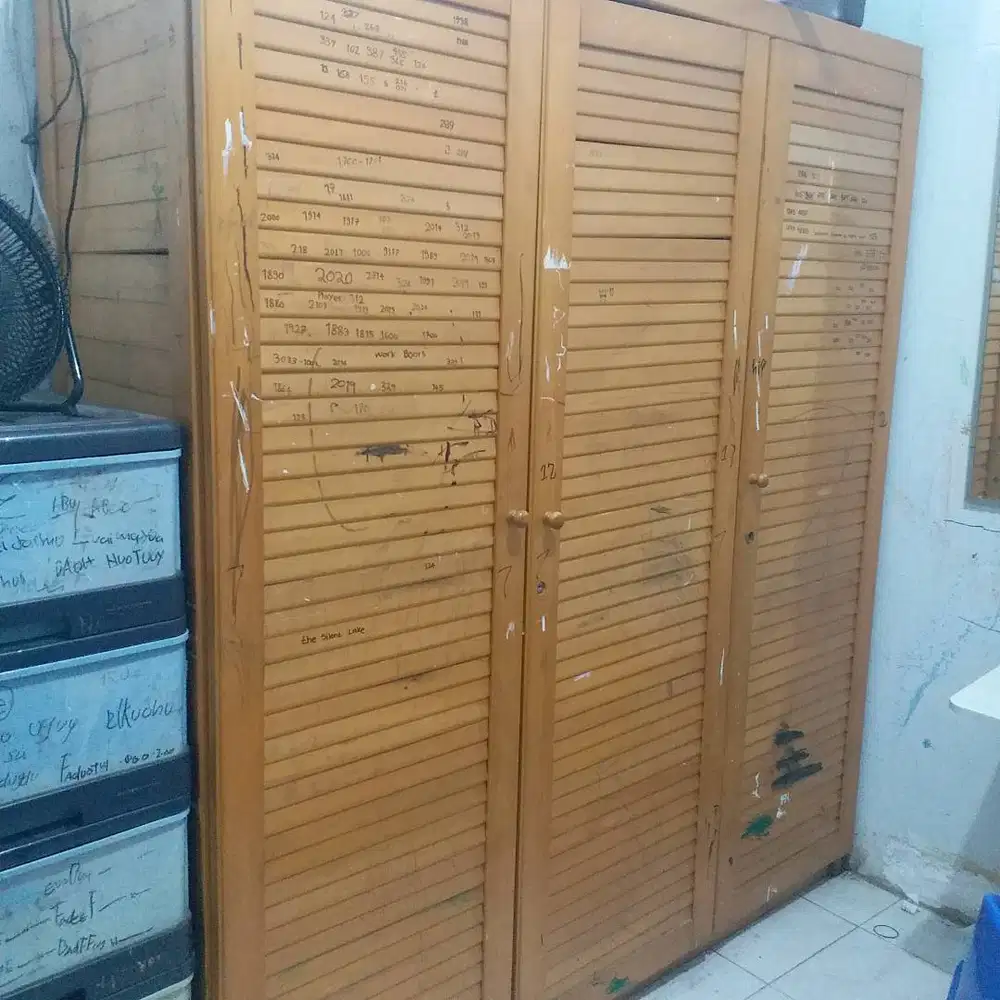 lemari pakaian kayu cokelat muda